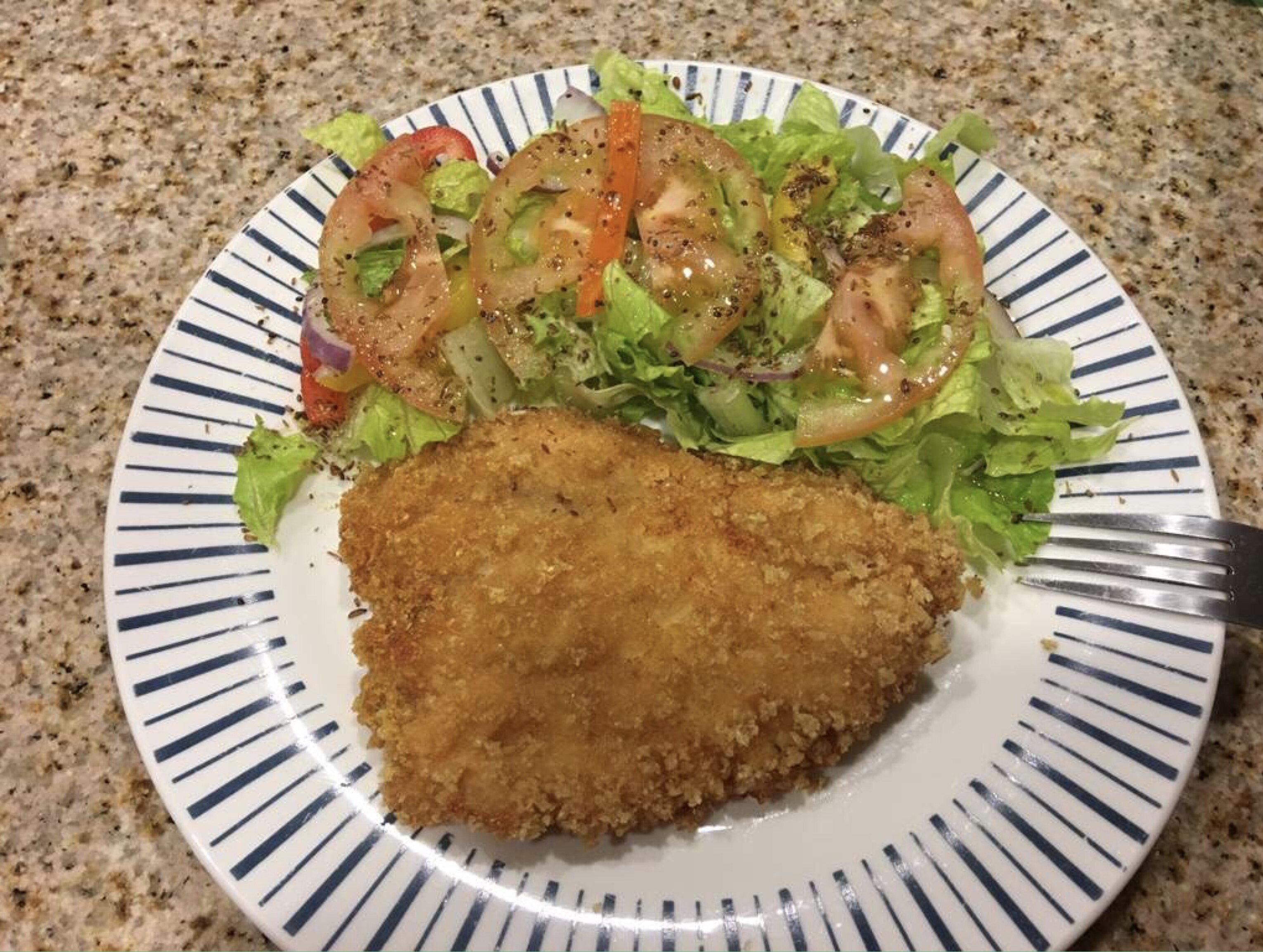 Pechuga de pollo empanizada con chicharrón.
