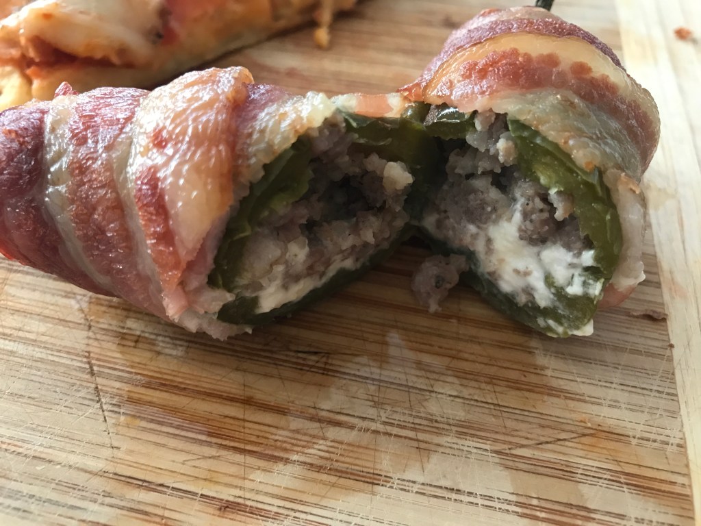 Chiles Jalapeños rellenos y envueltos en&nbsp;tocino.