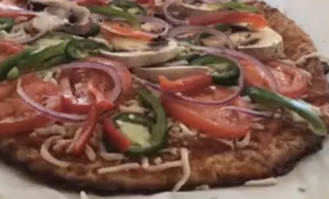 Pizza con Chicharr贸n en la base