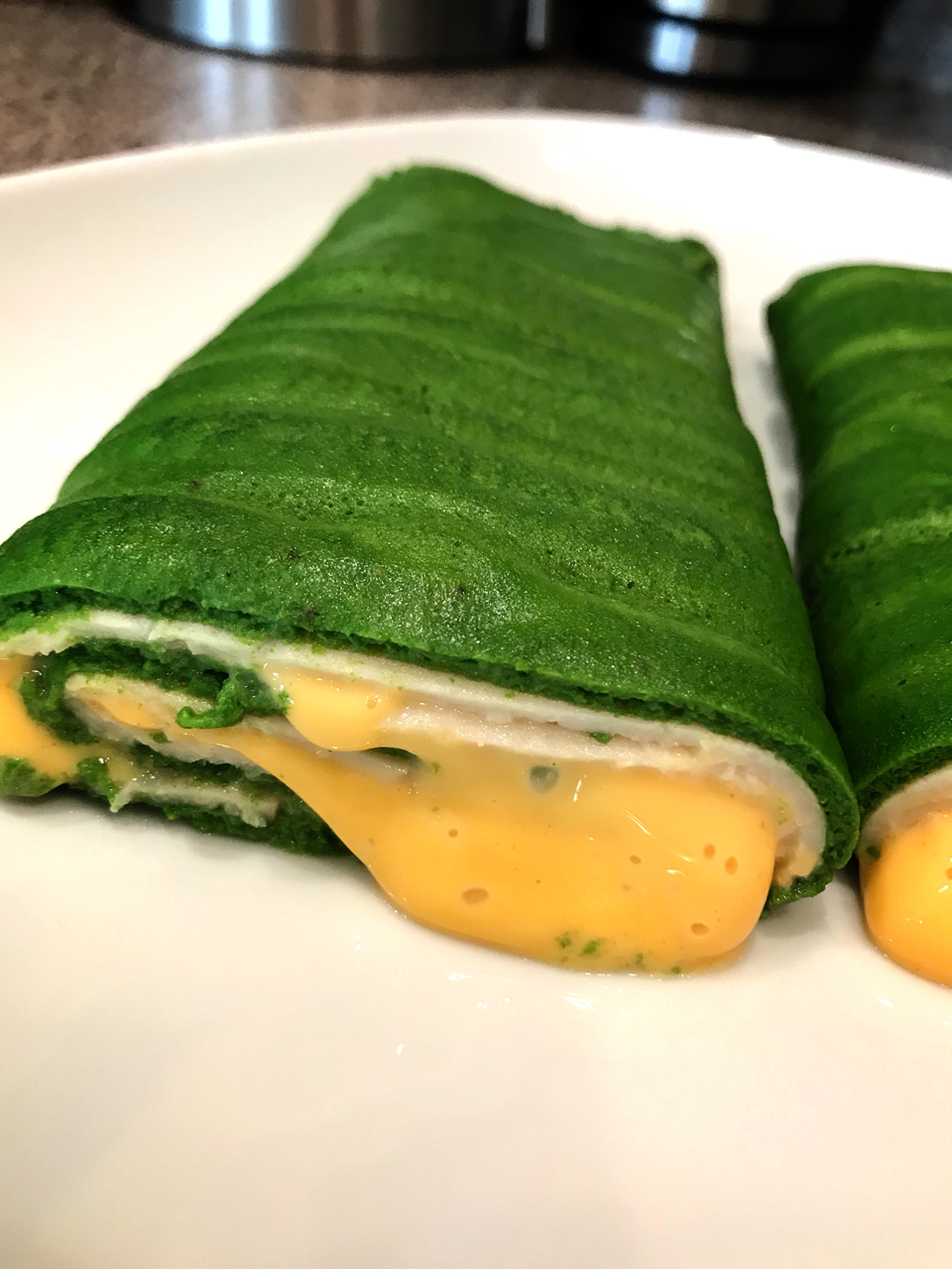 Enrollado de espinacas con jamón de pavo y queso