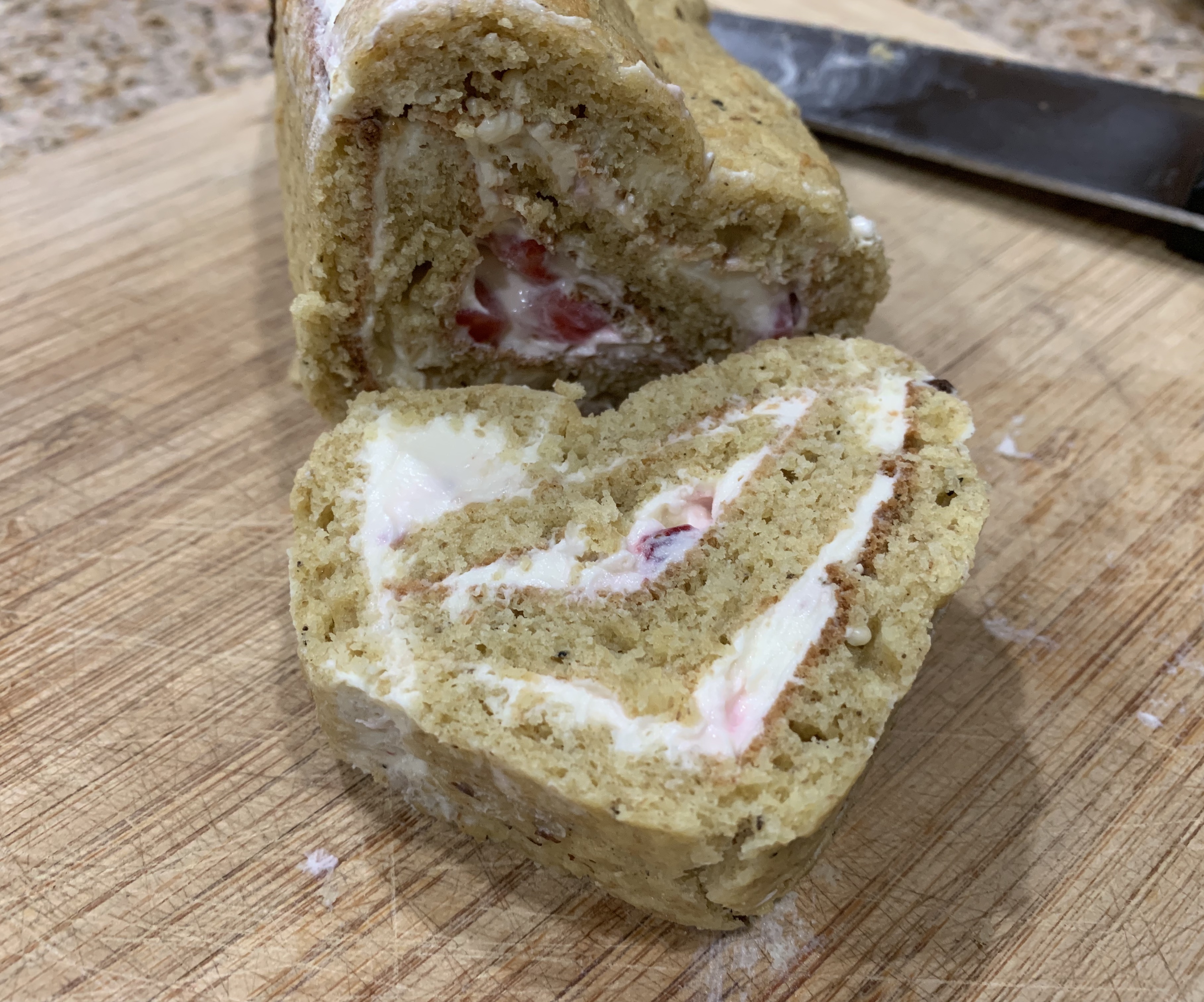 Rollo de Fresa con Crema en Forma de Corazón